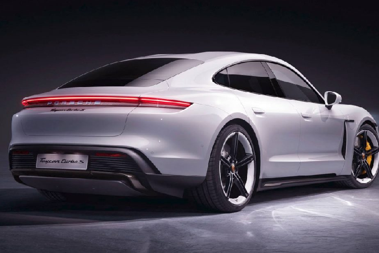 Khi sạc bằng hệ thống hiệu năng cao 270 kW, bộ pin của Taycan chỉ cần khoảng 22 phút để nạp lại 80% dung lượng, trong đó 5 phút sạc là đủ để xe đi được quãng đường khoảng 96 km. Với hệ thống sạc nhanh DC 150kW, thời gian cần để sạc từ lúc cạn pin đến 80% cũng chỉ là 36 phút, trong khi các cổng sạc 9,6 kW 240 volt phổ thông hơn cần đến 11 giờ! Theo Porsche, với pin được sạc đầy thì Taycan Turbo có thể đi được 450 km liên tục, còn Turbo S cũng đi được 412 km mới hết pin.