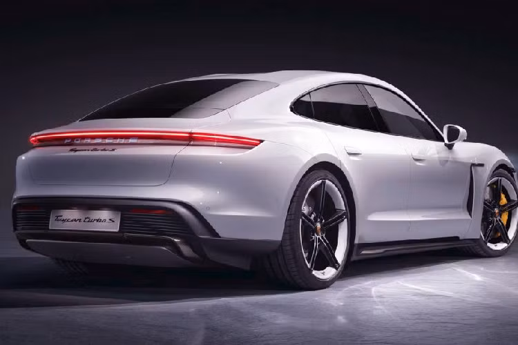 Khi sạc bằng hệ thống hiệu năng cao 270 kW, bộ pin của Taycan chỉ cần khoảng 22 phút để nạp lại 80% dung lượng, trong đó 5 phút sạc là đủ để xe đi được quãng đường khoảng 96 km. Với hệ thống sạc nhanh DC 150kW, thời gian cần để sạc từ lúc cạn pin đến 80% cũng chỉ là 36 phút, trong khi các cổng sạc 9,6 kW 240 volt phổ thông hơn cần đến 11 giờ! Theo Porsche, với pin được sạc đầy thì Taycan Turbo có thể đi được 450 km liên tục, còn Turbo S cũng đi được 412 km mới hết pin.