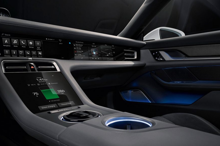 Ở trung tâm, hãng xe Đức bố trí màn hình cảm ứng 10,9 inch và một màn hình tùy chọn cho ghế phụ, tạo thành một dải kính với giao diện bảng đen. Hãng xe Đức tối giản các phím cơ, thay vào đó là điều khiển thông minh, trực quan hơn, thông qua các thao tác chạm và giọng nói đáp ứng với câu lệnh kích hoạt “Hey Porsche”. Lần đầu tiên, khách hàng ở ghế phụ có tùy chọn màn hình cảm ứng, cho phép dễ dàng thay đổi các cài đặt mà không làm người lái mất tập trung.