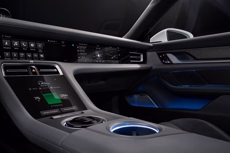 Ở trung tâm, hãng xe Đức bố trí màn hình cảm ứng 10,9 inch và một màn hình tùy chọn cho ghế phụ, tạo thành một dải kính với giao diện bảng đen. Hãng xe Đức tối giản các phím cơ, thay vào đó là điều khiển thông minh, trực quan hơn, thông qua các thao tác chạm và giọng nói đáp ứng với câu lệnh kích hoạt “Hey Porsche”. Lần đầu tiên, khách hàng ở ghế phụ có tùy chọn màn hình cảm ứng, cho phép dễ dàng thay đổi các cài đặt mà không làm người lái mất tập trung.