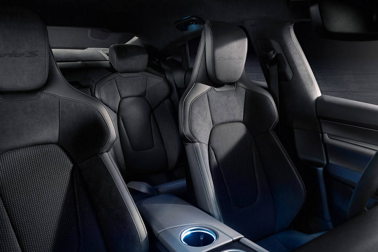 Porsche xây dựng một loạt các tùy chọn cá nhân hóa cho Taycan từ truyền thống cho đến hiện đại. Tùy chọn da cổ điển và nội thất không dùng da sử dụng chất liệu cao cấp. Ốp cửa và bảng điều khiển trung tâm tùy chọn trang trí gỗ quý, carbon mờ, nhôm hoặc vải dập nổi. Có tất cả 4 tông màu nội thất để khách hàng lựa chọn.