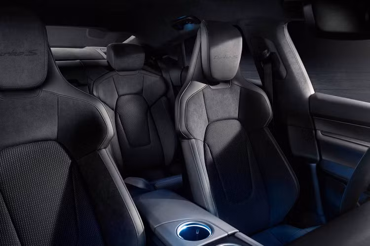 Porsche xây dựng một loạt các tùy chọn cá nhân hóa cho Taycan từ truyền thống cho đến hiện đại. Tùy chọn da cổ điển và nội thất không dùng da sử dụng chất liệu cao cấp. Ốp cửa và bảng điều khiển trung tâm tùy chọn trang trí gỗ quý, carbon mờ, nhôm hoặc vải dập nổi. Có tất cả 4 tông màu nội thất để khách hàng lựa chọn.