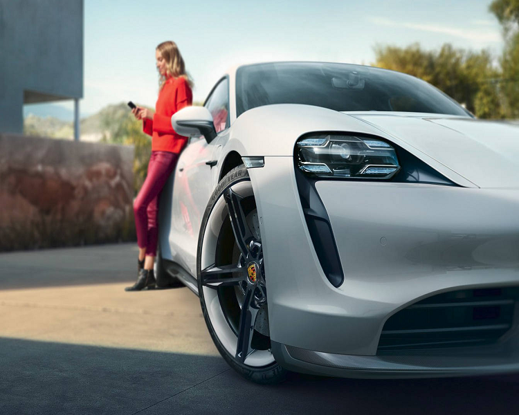 Ở phiên bản tiêu chuẩn Taycan 4S, xe vận hành bằng động cơ điện và viên pin dung lượng 79,2 kWh, có khả năng sản sinh công suất 435 mã lực (hoặc 530 mã lực với Overboost) và mô men xoắn cực đại 640 Nm. Nhờ gói nâng cấp pin Performance Battery Plus, sức mạnh có thể tăng lên 489 mã lực (hoặc 571 mã lực với Overboost).