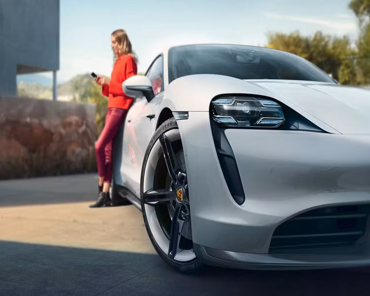 Ở phiên bản tiêu chuẩn Taycan 4S, xe vận hành bằng động cơ điện và viên pin dung lượng 79,2 kWh, có khả năng sản sinh công suất 435 mã lực (hoặc 530 mã lực với Overboost) và mô men xoắn cực đại 640 Nm. Nhờ gói nâng cấp pin Performance Battery Plus, sức mạnh có thể tăng lên 489 mã lực (hoặc 571 mã lực với Overboost).