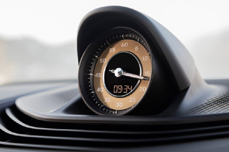 Phía dưới là màn hình cảm ứng 8,4 inch, điều khiển nhiệt độ, sưởi ghế và làm mát, nhận dạng chữ viết tay cho phép nhập địa chỉ đường phố cho hệ thống định vị. Giống như Porsche 918, Taycan có công tắc chọn vị trí chuyển số nhỏ gọn trong bảng điều khiển thay vì cần chuyển số cổ điển. Hãng xe Đức thiết kế các cửa gió theo phong cách tối giản, các luồng khí kiểm soát cả về mặt kỹ thuật số và hoàn toàn tự động. Ngoài ra, hàng ghế sau cũng có cửa gió điều hòa, điều khiển bằng màn hình cảm ứng 5,9 inch.