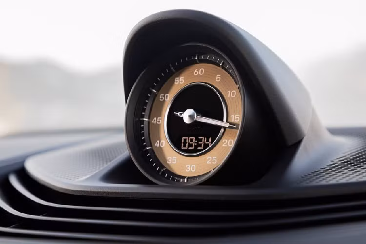 Phía dưới là màn hình cảm ứng 8,4 inch, điều khiển nhiệt độ, sưởi ghế và làm mát, nhận dạng chữ viết tay cho phép nhập địa chỉ đường phố cho hệ thống định vị. Giống như Porsche 918, Taycan có công tắc chọn vị trí chuyển số nhỏ gọn trong bảng điều khiển thay vì cần chuyển số cổ điển. Hãng xe Đức thiết kế các cửa gió theo phong cách tối giản, các luồng khí kiểm soát cả về mặt kỹ thuật số và hoàn toàn tự động. Ngoài ra, hàng ghế sau cũng có cửa gió điều hòa, điều khiển bằng màn hình cảm ứng 5,9 inch.