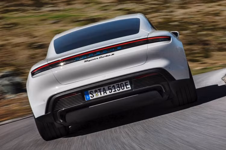 Porsche Taycan sở hữu cụm đèn hậu với duy nhất một dải LED kéo dài xuyên suốt phần đuôi xe và tạo hình liền mạch với bộ mui kín phía trên. Ngoài ra, cụm đèn chiếu sáng trung tâm ở phía trước cũng nổi bật hơn cả với đèn định vị LED 4 điểm đặc trưng của Porsche được làm nổi khối kiểu 3D, kết hợp với một tinh cầu projector đặt chính giữa làm đèn chiếu sáng chính. Ở phía sau, dải đèn hậu LED nối liền xuyên suốt, vừa ấn tượng vừa trang nhã.