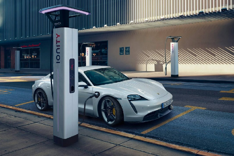 Porsche Taycan 2021 mới sở hữu hệ thống điều khiển vô cùng tinh xảo, có khả năng thu thập toàn bộ dữ liệu xung quanh xe qua các hệ thống như PASM, PDCC Sport hay Porsche Torque Vectoring Plus, tất cả đều trong thời gian thực rồi xử lý và tự đưa ra thiết lập vận hành phù hợp nhất cho người lái. Xe cũng cung cấp các chế độ lái như Normal, Sport, Sport Plus (thiên về năng động) và Range (thiên về tiết kiệm năng lượng pin) để tùy nghi lựa chọn, bên cạnh mục tinh chỉnh cá nhân Individual.