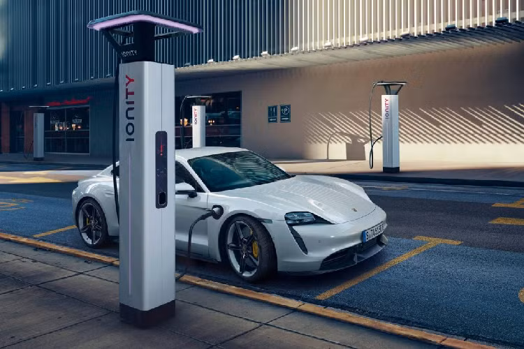 Porsche Taycan 2021 mới sở hữu hệ thống điều khiển vô cùng tinh xảo, có khả năng thu thập toàn bộ dữ liệu xung quanh xe qua các hệ thống như PASM, PDCC Sport hay Porsche Torque Vectoring Plus, tất cả đều trong thời gian thực rồi xử lý và tự đưa ra thiết lập vận hành phù hợp nhất cho người lái. Xe cũng cung cấp các chế độ lái như Normal, Sport, Sport Plus (thiên về năng động) và Range (thiên về tiết kiệm năng lượng pin) để tùy nghi lựa chọn, bên cạnh mục tinh chỉnh cá nhân Individual.