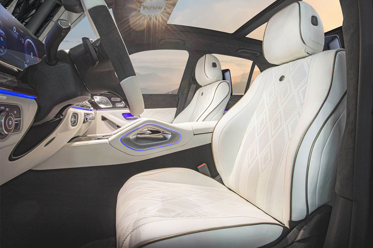 Ngoài ra, phần cản trước cũng đã được thiết kế lại với một số chi tiết đi đường viền chrome cùng lưới tản nhiệt dọc hoàn toàn mới. Logo Mercedes-Benz cũng đã được thay thế sang logo của thương hiệu Hofele. Ở cản sau, Hofele đã thiết kế lại với đầu ống xả với hai ống xả tách biệt.