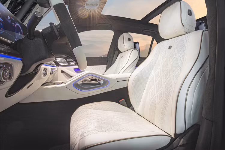 Ngoài ra, phần cản trước cũng đã được thiết kế lại với một số chi tiết đi đường viền chrome cùng lưới tản nhiệt dọc hoàn toàn mới. Logo Mercedes-Benz cũng đã được thay thế sang logo của thương hiệu Hofele. Ở cản sau, Hofele đã thiết kế lại với đầu ống xả với hai ống xả tách biệt.