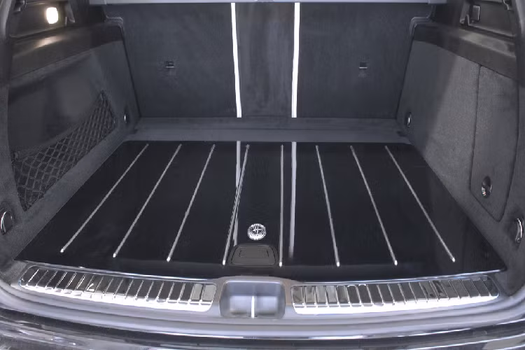 Thay cho hàng ghế dạng băng ở đằng sau, Hofele đã thay thế với hai ghế tách biệt cùng bệ tì tay cố định, đem lại cảm giác đầy sang trọng cho hành khách ngồi phía sau. Hofele đã sử dụng chất liệu da Nappa loại cao cấp kết hợp với da Alcantara để có thể đem lại một không gian nội thất đầy ấn tượng.