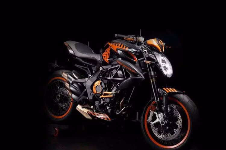 Được biết, mẫu xe môtô MV Agusta Dragster 800 RR TheArsenale Edition được phát triển từ bản Dragster 800 RR với các nâng cấp về diện mạo và trang bị. Theo đó, phiên bản đặc biệt TheArsenale Edition sẽ có tông màu chủ đạo là Đen và bộ tem trang trí màu cam.