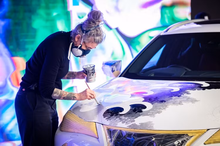 Sau quá trình hoàn thiện tác phẩm, Claudia đã chia sẻ: “Khi thực hiện các hình xăm trên cơ thể người, bạn sẽ phải quan tâm tới các múi cơ và mô tế bào bên dưới lớp da. Với chiếc xe, điều này hoàn toàn tương tự khi phải để ý tới kết cấu body hay bộ khung sườn.