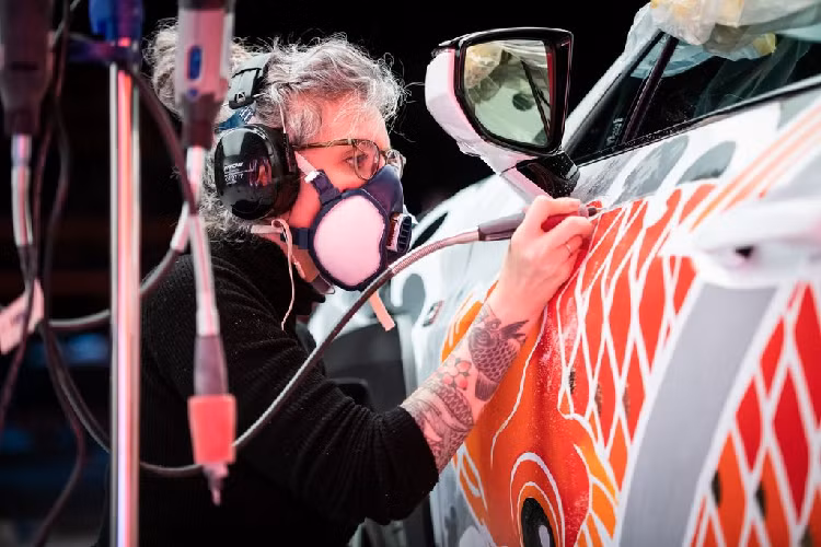 Đầu tiên, Claudia đã chạm khắc lên chính lớp sơn trắng của chiếc xe sang Lexus UX 2020, khoan tới bề mặt kim loại rồi sau đó sử dụng 5 lít sơn để hoàn thiện các chi tiết thủ công. Sau đó, nữ nghệ nhân đã dùng các lá dát vàng mỏng nhằm làm sự nổi bật cho thiết kế, cũng như tạo hiệu ứng 3D, trước khi hoàn thiện bề mặt với một lớp sơn mài bảo vệ.