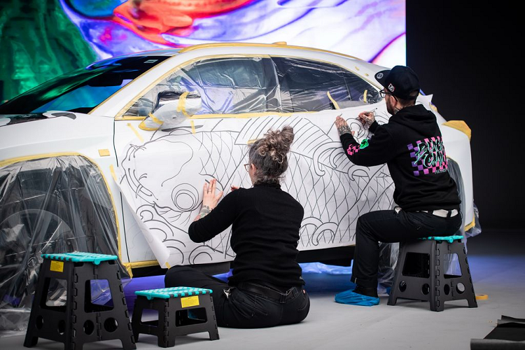 Tại thị trường Anh, mẫu giá xe Lexus UX 2020 bán ra từ 29.905 bảng (khoảng 804 triệu đồng) trong khi tại Mỹ, con số này dao động từ 32.300 tới 34.350 USD (tương đương từ 750 đến gần 800 triệu đồng), lần lượt cho phiên bản tiêu chuẩn và Hybrid.