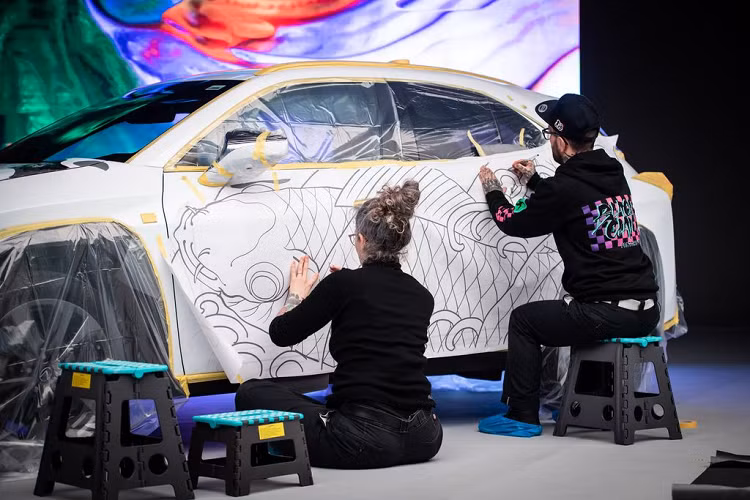 Tại thị trường Anh, mẫu giá xe Lexus UX 2020 bán ra từ 29.905 bảng (khoảng 804 triệu đồng) trong khi tại Mỹ, con số này dao động từ 32.300 tới 34.350 USD (tương đương từ 750 đến gần 800 triệu đồng), lần lượt cho phiên bản tiêu chuẩn và Hybrid.