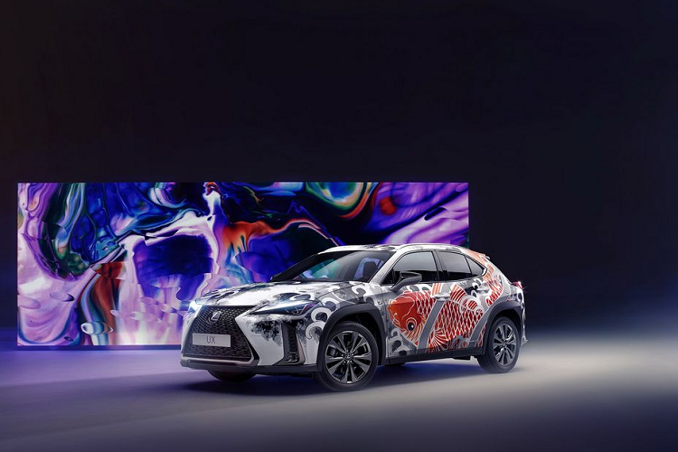 Với chiếc Lexus UX 2020 mới màu sơn trắng và một máy khoan của Dremel, người nghệ sĩ này đã hoàn thành một bức họa cá Koi – một biểu tượng của sự may mắn và đức tính kiên trì trong văn hóa Nhật Bản, trên chính chiếc crossover đến từ đất nước mặt trời mọc.
