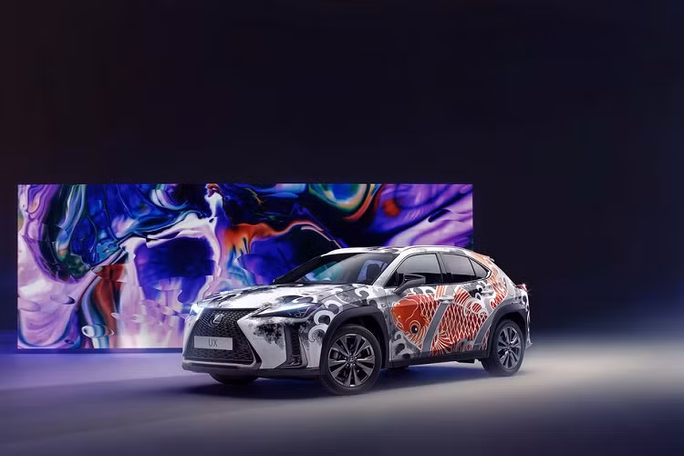 Với chiếc Lexus UX 2020 mới màu sơn trắng và một máy khoan của Dremel, người nghệ sĩ này đã hoàn thành một bức họa cá Koi – một biểu tượng của sự may mắn và đức tính kiên trì trong văn hóa Nhật Bản, trên chính chiếc crossover đến từ đất nước mặt trời mọc.
