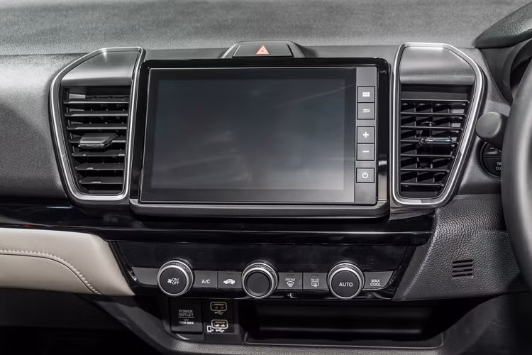 Honda City tại Ấn Độ có trang bị nhỉnh hơn Thái Lan. Phiên bản cao cấp nhất của City tại Ấn Độ được trang bị cửa sổ trời và công nghệ camera LaneWatch. Công nghệ này cũng xuất hiện trên CR-V 2020 vừa ra mắt thị trường Việt Nam.