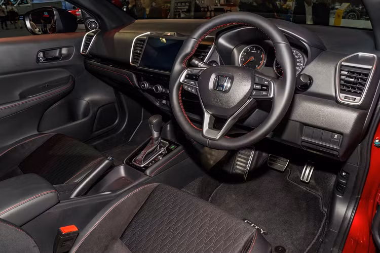 Ở bên trong, ca-bin của City mới được thiết kế thực dụng và thể thao hơn. Các chi tiết nổi bật như vô-lăng 3 chấu, bảng đồng hồ điện tử, các cửa gió điều hòa to bản. Trên các phiên bản cao cấp, City có thêm màn hình cảm ứng 8 inch độ phân giải cao.