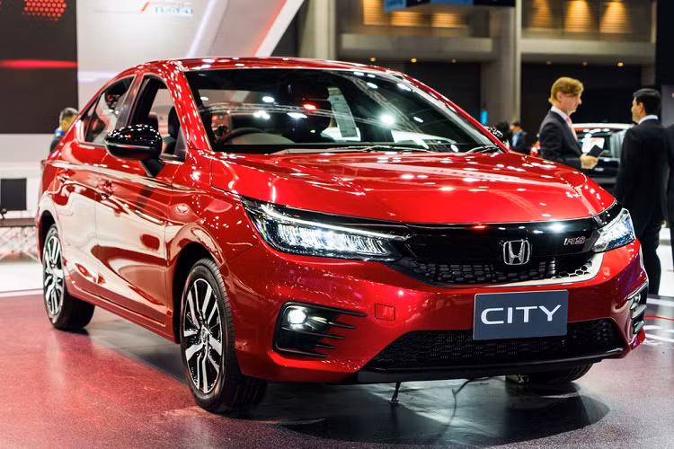 Chi tiết duy nhất của Honda City thế hệ mới được hé lộ là hệ thống đèn chiếu sáng hoàn toàn bằng LED. Trang bị này đã quá quen thuộc đối với những ai đang trông chờ mẫu xe này. Tháng 11/2019, City thế hệ thứ 5 đã được ra mắt lần đầu tại Thái Lan. Cách đây vài ngày, mẫu sedan hạng B này cũng vừa được giới thiệu tại Ấn Độ.