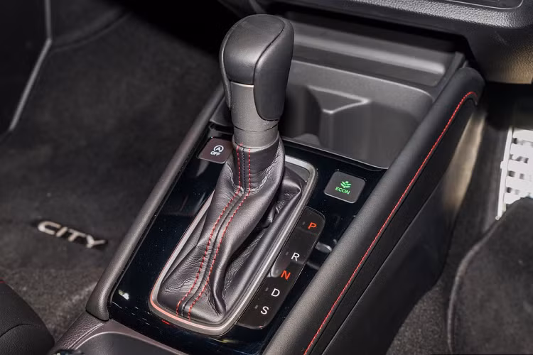 Danh sách trang bị an toàn trên City 2020 được thừa hưởng từ đời trước với 6 túi khí, phanh ABS/EBD, hệ thống ổn định thân xe VSA, hỗ trợ khởi hành ngang dốc HSA và camera lùi. Gói công nghệ Honda Sensing chưa được áp dụng trên Honda City thế hệ mới.