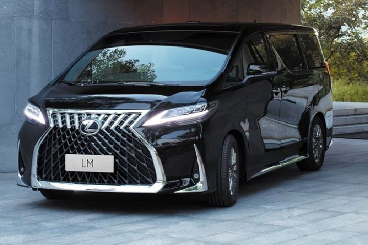 Mẫu MPV hạng sang Lexus LM thực chất chính là phiên bản sang trọng hơn của Toyota Alphard. Chiếc MPV cao cấp sở hữu lưới tản nhiệt con suốt đặc trưng của Lexus cùng phong cách ngoại thất khỏe khoắn, cá tính không thể nhầm lẫn với bất kỹ mẫu xe nào khác.