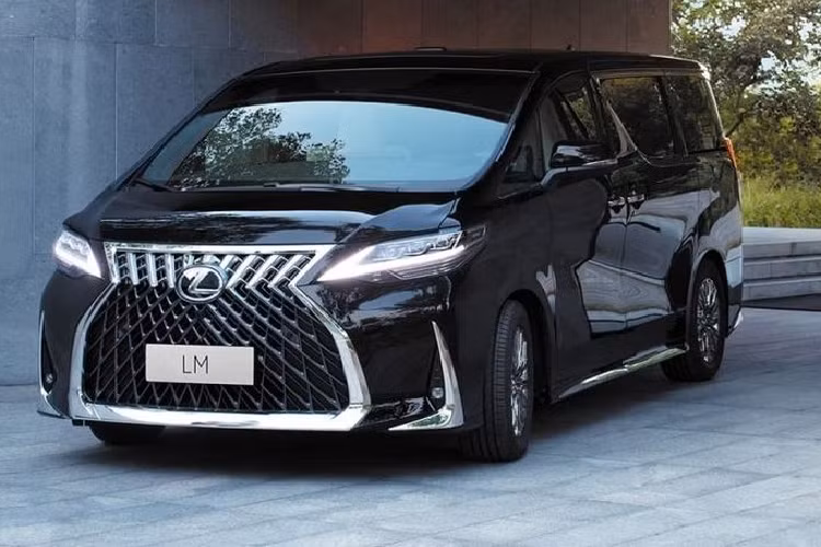 Mẫu MPV hạng sang Lexus LM thực chất chính là phiên bản sang trọng hơn của Toyota Alphard. Chiếc MPV cao cấp sở hữu lưới tản nhiệt con suốt đặc trưng của Lexus cùng phong cách ngoại thất khỏe khoắn, cá tính không thể nhầm lẫn với bất kỹ mẫu xe nào khác.