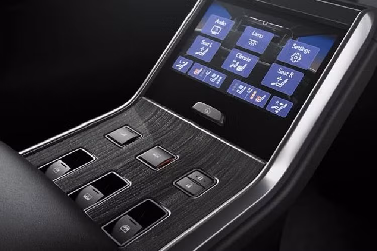 Các tiện nghi đáng chú ý khác của LM 350 bao gồm màn hình LCD 26 inch, hệ thống âm thanh vòm Mark Levinson 19 loa, tủ lạnh mini, khu vực lưu trữ chuyên dụng cho các đồ dùng cá nhân như cặp tài liệu, bảng điều khiển cảm ứng để người ngồi phía sau có thể tự điều chỉnh vị trí ghế, các chức năng thư giãn, hệ thống điều hòa và âm thanh.