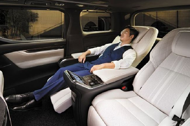 Toàn bộ không gian trong xe được "đắm chìm" trong da mềm đắt đỏ và các chi tiết trang trí Gin-Sui-Boku (Silver Ink), được lấy cảm hứng từ nghệ thuật vẽ tranh rửa mực.