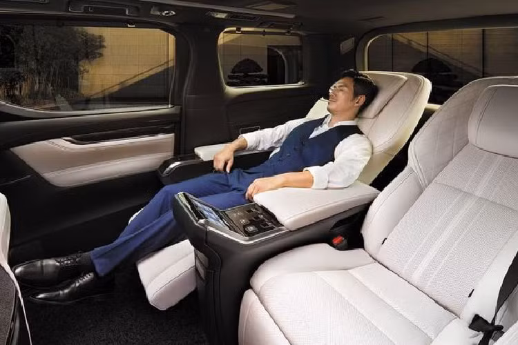 Toàn bộ không gian trong xe được "đắm chìm" trong da mềm đắt đỏ và các chi tiết trang trí Gin-Sui-Boku (Silver Ink), được lấy cảm hứng từ nghệ thuật vẽ tranh rửa mực.