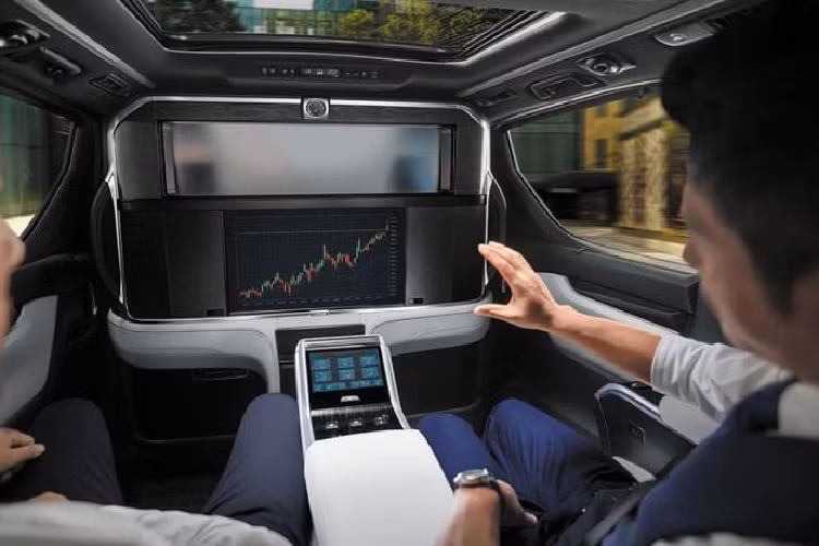 Tuy nhiên, điểm nhấn lớn nhất chính là hai chiếc ghế giám đốc bọc da bán Aniline và bọt urethane mật độ thấp AdaptiPedic, có thể ngả ra thành giường phẳng hoàn toàn và đi kèm chức năng mát-xa, làm mát, sưởi ấm.