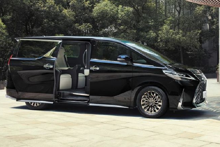 Xe được trang bị đèn pha LED ba lạ mắt, thanh đèn chạy ban ngày kiểu "tích tắc" riêng biệt của thương hiệu và nhiều chi tiết mạ crôm giúp tôn lên vẻ ngoài cao cấp của LM. Bộ mâm 18 inch đa chấu mang thiết kế ba chiều bọc trong lốp 235/50 cũng rất ấn tượng.