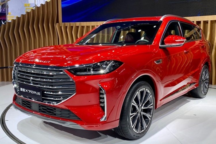 Giống như với nhiều mẫu xe có tên “Plus” hoặc “Pro” khác ở Trung Quốc, Jetour X70 Plus giá rẻ là một biến bản cao cấp hơn của Jetour X70 đã được sản xuất từ năm 2018. Thế nhưng, nó trông gần như một mẫu xe mới hoàn toàn, với thiết kế thân vỏ đẹp mắt và cao cấp hơn hẳn.