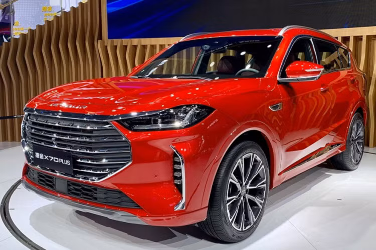 Giống như với nhiều mẫu xe có tên “Plus” hoặc “Pro” khác ở Trung Quốc, Jetour X70 Plus giá rẻ là một biến bản cao cấp hơn của Jetour X70 đã được sản xuất từ năm 2018. Thế nhưng, nó trông gần như một mẫu xe mới hoàn toàn, với thiết kế thân vỏ đẹp mắt và cao cấp hơn hẳn.