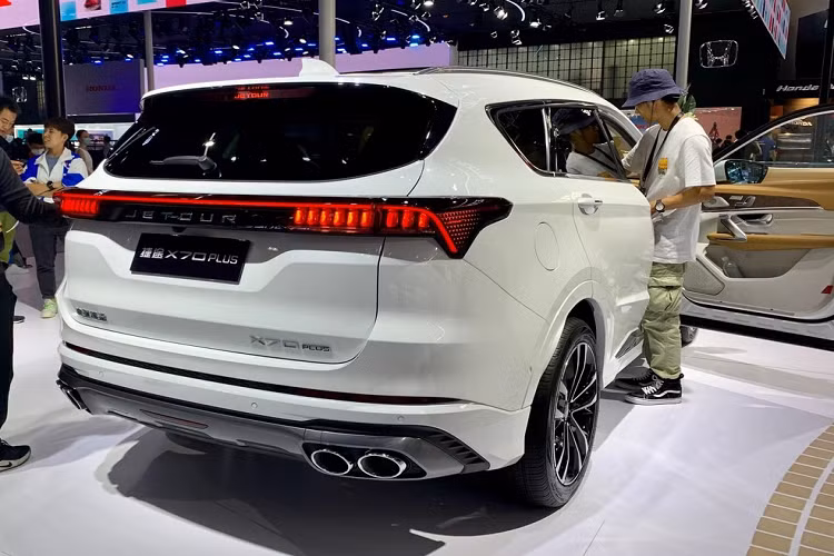 Đây có lẽ là mẫu xe mang thương hiệu Jetour đẹp nhất từ trước tới nay tại thị trường nội địa Trung Quốc. Mẫu xe này được xem là sự kết hợp của chất thể thao mà sang đi kèm công nghệ tiên tiến.