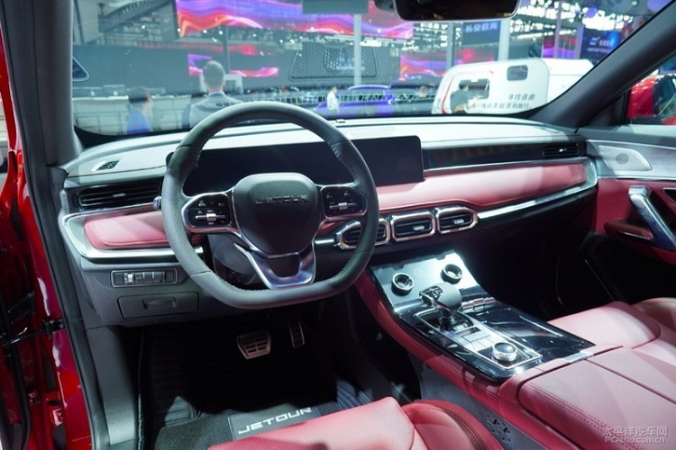 Không chỉ thay đổi vẻ ngoài, Jetour X70 Plus cũng có không gian nội thất đẹp mắt. Trên mặt táp lô xe là một màn hình công nghệ cao, dài nhưng không lớn, khác biệt so với xu hướng màn hình như máy tính bảng khổng lồ trong nhiều mẫu xe mới khác.