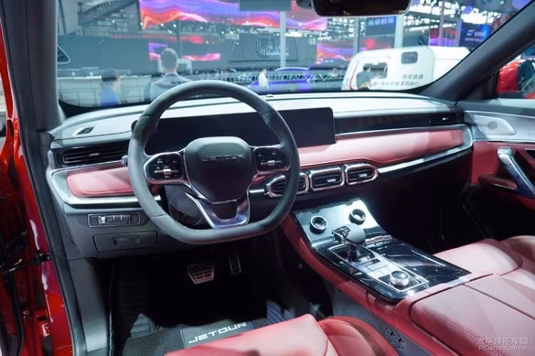 Không chỉ thay đổi vẻ ngoài, Jetour X70 Plus cũng có không gian nội thất đẹp mắt. Trên mặt táp lô xe là một màn hình công nghệ cao, dài nhưng không lớn, khác biệt so với xu hướng màn hình như máy tính bảng khổng lồ trong nhiều mẫu xe mới khác.