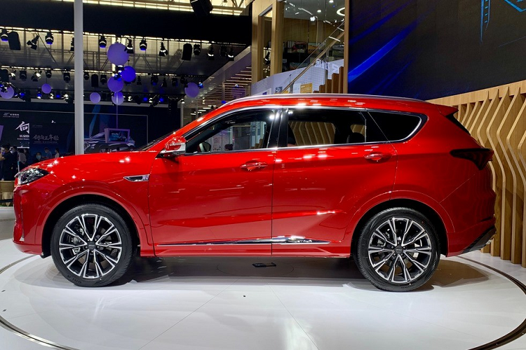 Nhìn tổng thể, X70 Plus trông rất tuyệt với đầu xe là một lưới tản nhiệt khổng lồ hình bát giác, khung crôm bóng loáng. Cụm đèn pha sắc xảo cá tính, bộ la-zăng lớn và những chi tiết bằng crôm bóng bẩy.