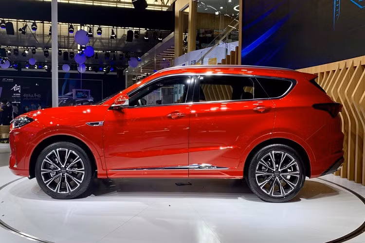 Nhìn tổng thể, X70 Plus trông rất tuyệt với đầu xe là một lưới tản nhiệt khổng lồ hình bát giác, khung crôm bóng loáng. Cụm đèn pha sắc xảo cá tính, bộ la-zăng lớn và những chi tiết bằng crôm bóng bẩy.