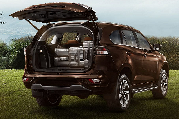 Các trang bị nổi bật trong khoang cabin này gồm có: phanh tay điện tử, màn hình cảm ứng cho hệ thống giải trí kích thước từ 7 - 9 inch, smart-key, điều hoà tự động 2 vùngcó chức năng lọc bụi mịn và đặc biệt là cả đèn trang trí nội thất.