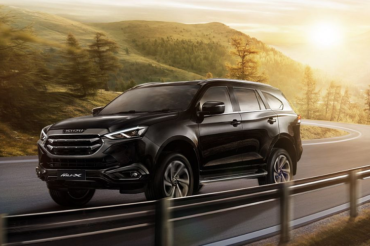 Bước vào không gian cabin, Isuzu MU-X 2021 sẽ gây ấn tượng với những người dùng cũ của Isuzu nhờ phong cách thiết kế mới khoáng đạt và công nghệ hơn. Kiểu thiết kế nội thất trên MU-X 2021 được cho là học hỏi khá nhiều từ các mẫu xe SUV Mỹ và nó đã thực sự phát huy công dụng.