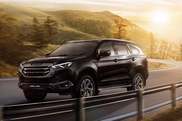 Bước vào không gian cabin, Isuzu MU-X 2021 sẽ gây ấn tượng với những người dùng cũ của Isuzu nhờ phong cách thiết kế mới khoáng đạt và công nghệ hơn. Kiểu thiết kế nội thất trên MU-X 2021 được cho là học hỏi khá nhiều từ các mẫu xe SUV Mỹ và nó đã thực sự phát huy công dụng.
