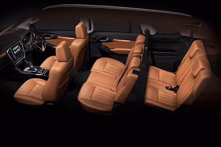 Ngoài ra, Isuzu MU-X 2021 cũng sở hữu phần đuôi xe mới với cụm đèn hậu mỏng hơn, ô cửa kính sau vuông vắn và mang tới cái nhìn đẹp mắt hơn hẳn so với trước đây.