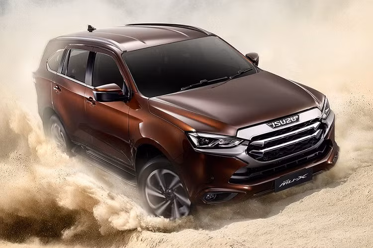 Mới đây, hãng xe Isuzu đã chính thức cho ra mắt phiên bản hoàn toàn mới của mẫu xe I suzu MU-X 2021 mới tại thị trường Thái Lan với rất nhiều thay đổi, trong đó bao gồm cả về thiết kế ngoại thất, nội thất và các trang bị an toàn đi kèm. Mẫu xe này sẽ được bán ra với 6 phiên bản cùng mức giá dao động từ 1,109 - 1,579 triệu Baht (khoảng 825 - 1,18 tỷ đồng).