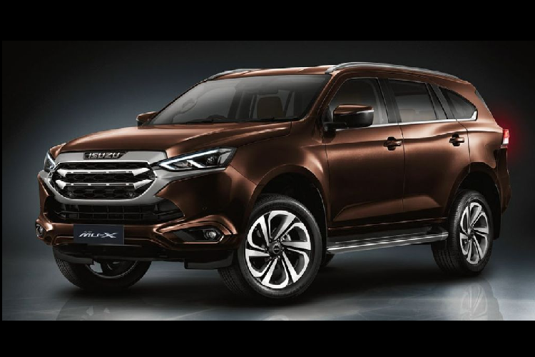 Về cơ bản, Isuzu MU-X thế hệ mới đã được các kỹ sư Nhật Bản tái thiết kế lại toàn bộ các chi tiết ở phần ngoại thất. Đối với khu vực đầu xe, Isuzu MU-X 2021 vẫn giữ lại bộ mặt ca-lăng to bản mạ crome như phiên bản trước nhưng đã được tinh chỉnh lại đôi chút, cặp đèn chiếu sáng chính được vuốt mỏng và sắc sảo hơn với công nghệ LED định vị hay bộ cản dưới mang thiết kế liền lạc hơn.