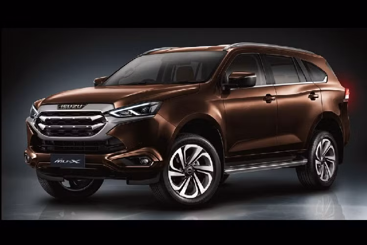 Về cơ bản, Isuzu MU-X thế hệ mới đã được các kỹ sư Nhật Bản tái thiết kế lại toàn bộ các chi tiết ở phần ngoại thất. Đối với khu vực đầu xe, Isuzu MU-X 2021 vẫn giữ lại bộ mặt ca-lăng to bản mạ crome như phiên bản trước nhưng đã được tinh chỉnh lại đôi chút, cặp đèn chiếu sáng chính được vuốt mỏng và sắc sảo hơn với công nghệ LED định vị hay bộ cản dưới mang thiết kế liền lạc hơn.