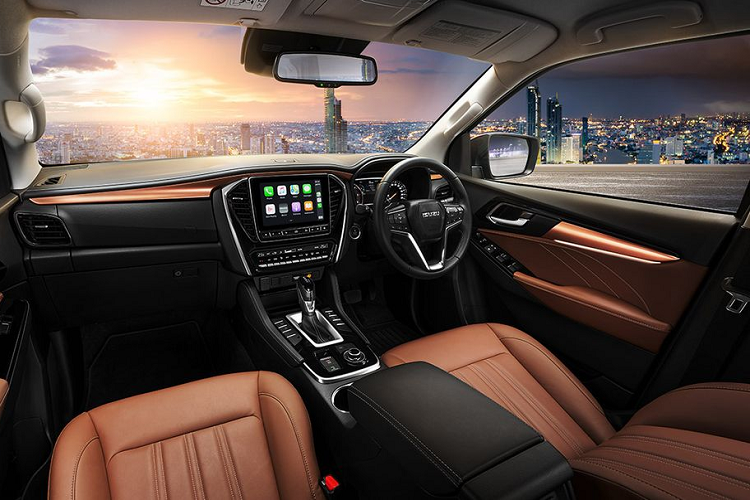 Isuzu MU-X 2021 được phát triển dựa trên nền tảng khung gầm hình thang cùng mẫu xe anh em D-Max. Do đó, mẫu xe này có kích thước DxRxC tổng thể lần lượt là 4.850 x 1.870 x 1.875 mm, chiều dài cơ sở 2.855 mm. Ở khu vực thân xe, trụ C của xe đã được thay đổi và có thêm ô kính ngay hàng ghế thứ 3, chi tiết này là 1 điểm nhấn đáng kể về thẩm mỹ lẫn sự thực tiễn sử dụng so với phiên bản trước.