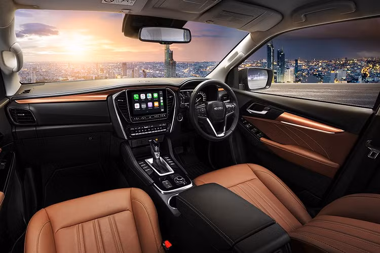 Isuzu MU-X 2021 được phát triển dựa trên nền tảng khung gầm hình thang cùng mẫu xe anh em D-Max. Do đó, mẫu xe này có kích thước DxRxC tổng thể lần lượt là 4.850 x 1.870 x 1.875 mm, chiều dài cơ sở 2.855 mm. Ở khu vực thân xe, trụ C của xe đã được thay đổi và có thêm ô kính ngay hàng ghế thứ 3, chi tiết này là 1 điểm nhấn đáng kể về thẩm mỹ lẫn sự thực tiễn sử dụng so với phiên bản trước.